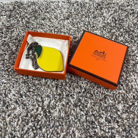 Authentic HERMES lemon keychain with box and certificate - Picture 7 of 8